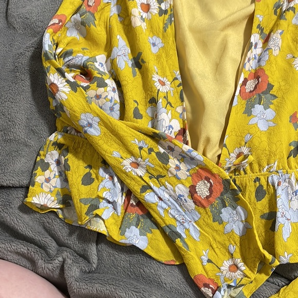 Sunday Best Yellow Floral Tie Front Blouse Size Medium - Picture 4 of 5